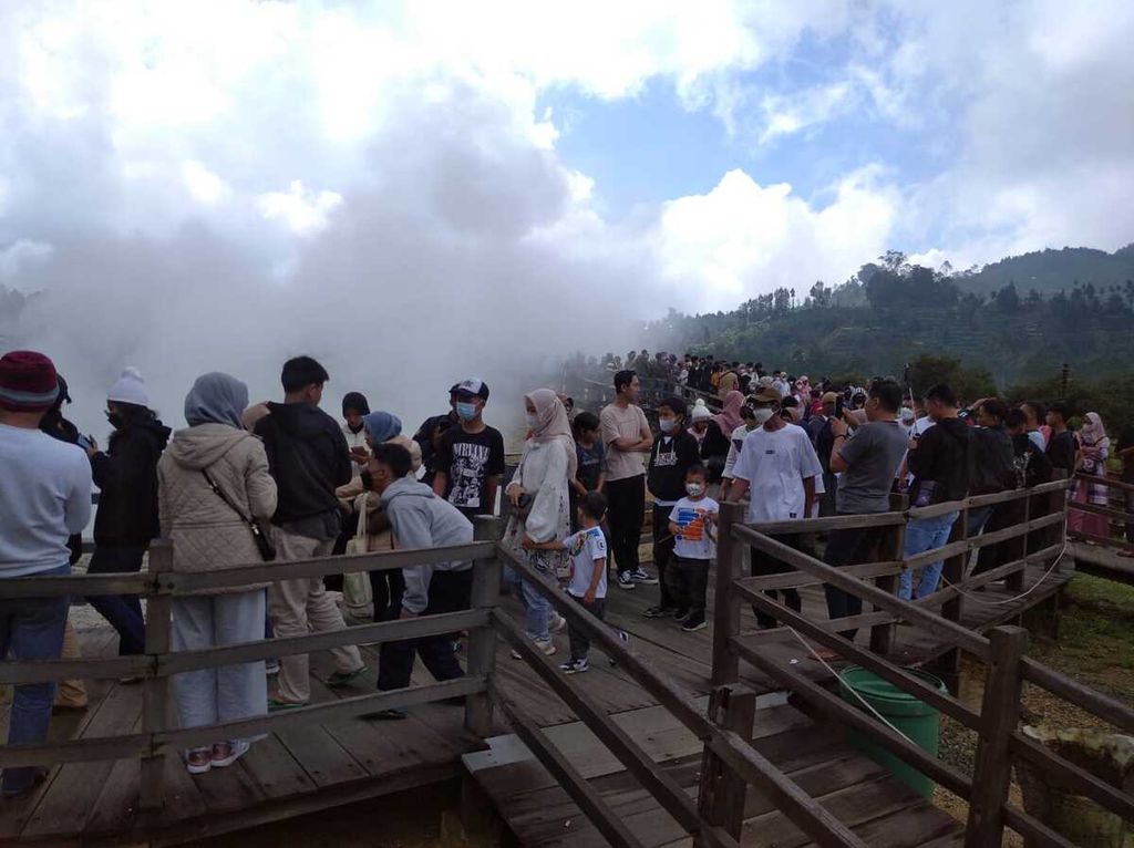 Kawah Sikidang di Dataran Tinggi Dieng, Kabupaten Banjarnegara, Jawa Tengah, saat libur lebaran, Kamis (11/4/2024).