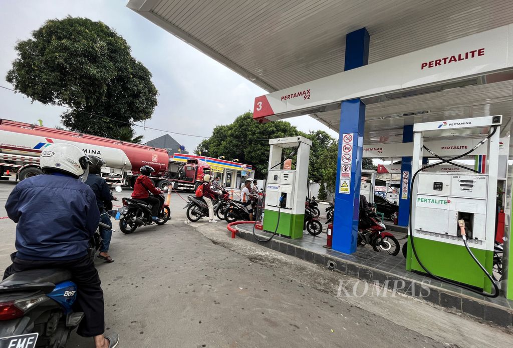 Antrean pengendara sepeda motor yang hendak mengisi bahan bakar minyak (BBM) subsidi jenis Pertalite di SPBU di kawasan Tanjung Barat, Jakarta Selatan, Jumat (23/9/2022).  