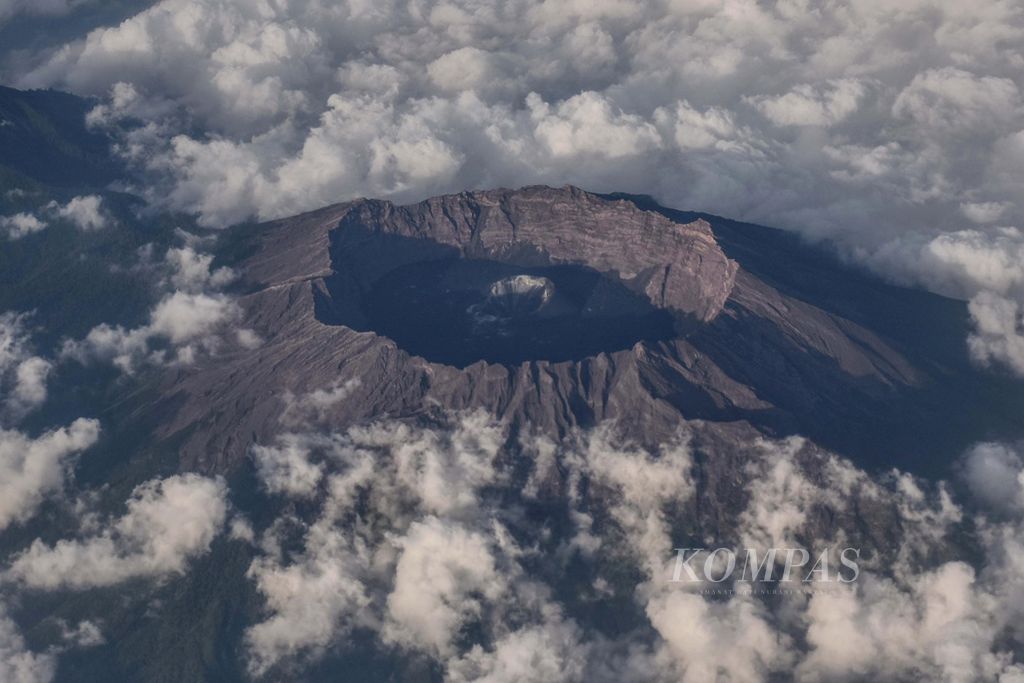 Pemandangan kawah Gunung Raung, Jawa Timur, yang terpotret dari udara dari ketinggian 6.700 meter dari kaca jendela pesawat, Kamis (16/5/2019). Gunung Raung termasuk gunung berapi aktif yang berada di perbatasan Banyuwangi, Jember, dan Bondowoso. Kawah gunung ini berbentuk kaldera kering dengan gunung anakan aktif di dalamnya.