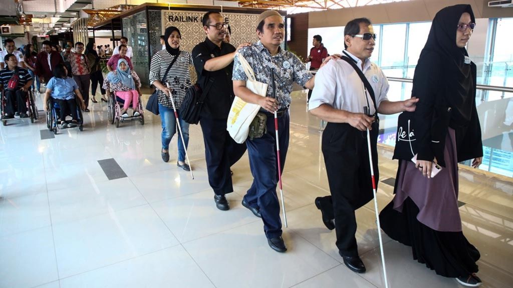 Penyandang disabilitas saat akan menaiki kereta bandara dari Stasiun BNI City, Jakarta pusat, Selasa (30/4/2019). 