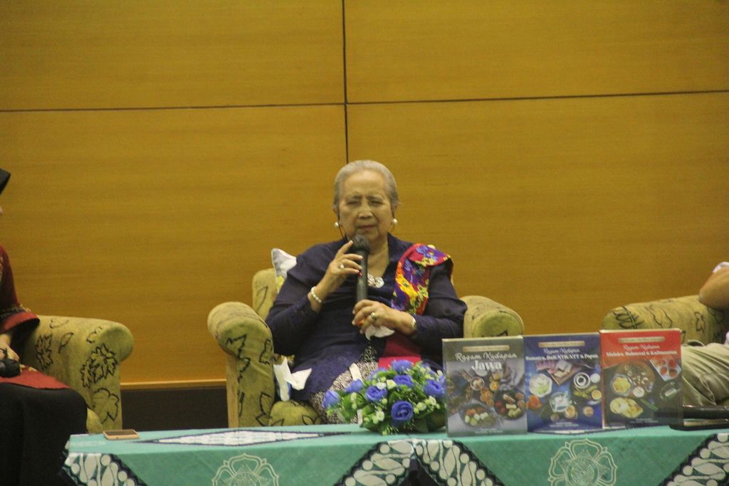 Guru Besar Ilmu dan Teknologi Pangan Universitas Gadjah Mada (UGM) Murdijati Gardjito berbicara dalam peluncuran tiga buku mengenai kudapan Nusantara, Kamis (30/3/2023), di Kampus Fakultas Teknologi Pertanian UGM, Kabupaten Sleman, Daerah Istimewa Yogyakarta. Buku-buku itu ditulis oleh Murdijati Gardjito bersama dua guru besar UGM lain, yakni Eni Harmayani dan Umar Santoso.