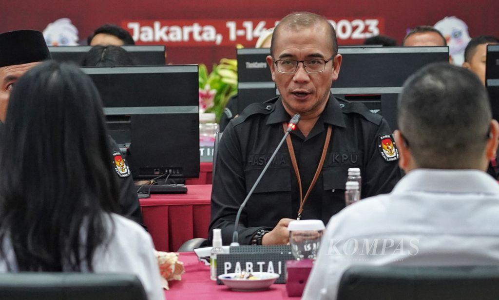 Ketua KPU Hasyim Asyari ketika menerima rombongan Partai Perindo menyerahkan berkas bakal calon anggota DPR dari parpolnya untuk Pemilu 2024 di Kantor Komisi Pemilihan Umum (KPU), Jakarta, Minggu (14/5/2023). 