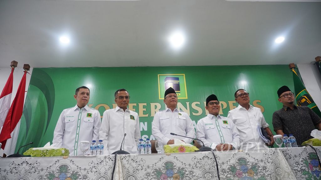 Para petinggi Dewan Pimpinan Pusat Partai Persatuan Pembangunan (PPP) menggelar konferensi pers terkait putusan sela Mahkamah Konstitusi di Kantor DPP PPP, Jalan Diponegoro, Jakarta, Rabu (22/5/2024).  