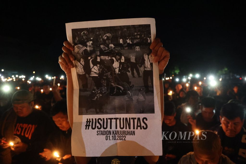 Suporter dari sejumlah tim sepak bola melakukan doa bersama untuk mendoakan para korban tragedi Stadion Kanjuruhan di Stadion Mandala Krida, Yogyakarta, Selasa (4/10/2022) malam. Tragedi tersebut menjadi momen bagi para suporter sepak bola untuk mengakhiri rivalitas antarpendukung kesebelasan yang selama ini sering terjadi.