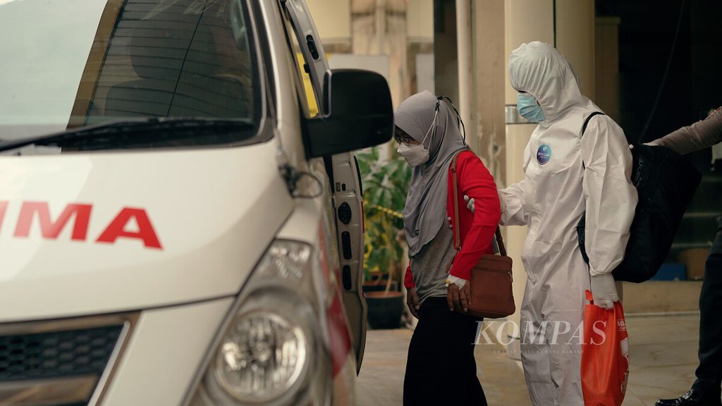 Tenaga kesehatan mengantar pasien yang terkonfirmasi Covid-19 ke dalam ambulans di depan instalasi gawat darurat (IGD) Rumah Sakit Umum Daerah (RSUD) Chasbullah Abdulmadjid, Kota Bekasi, Jawa Barat, Kamis (3/2/2022). 