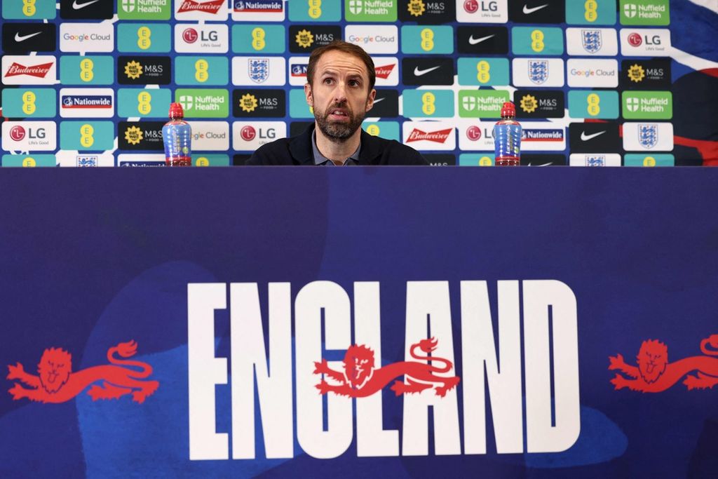 Pelatih Inggris Gareth Southgate menghadiri konferensi pers seusai mengumumkan skuad timnas Inggris untuk Piala Dunia Qatar 2022 di St George's Park, Burton-on-Trent, Inggris, 10 November 2022. 