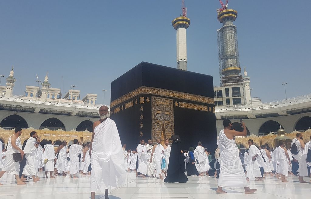 A member of the Umrah pilgrimage is taking a selfie in front of the Ka'bah at the Masjidil Haram in Mecca, Saudi Arabia, on Friday (10/6/2022). Almost all Umrah and Hajj pilgrims now bring mobile phones to take pictures of themselves during the tawaf ritual around the Ka'bah.