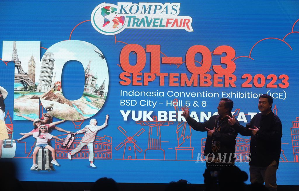 Direktur Bisnis Harian Kompas Lukminto Wibowo (kiri) bersama EVP Head Marketing & Lifestyle Business OCBC NISP Amir Widjaya meluncurkan secara resmi Kompas Travel Fair 2023 di Studio Kompas TV Menara Kompas, Jakarta, Jumat (4/8/2023).