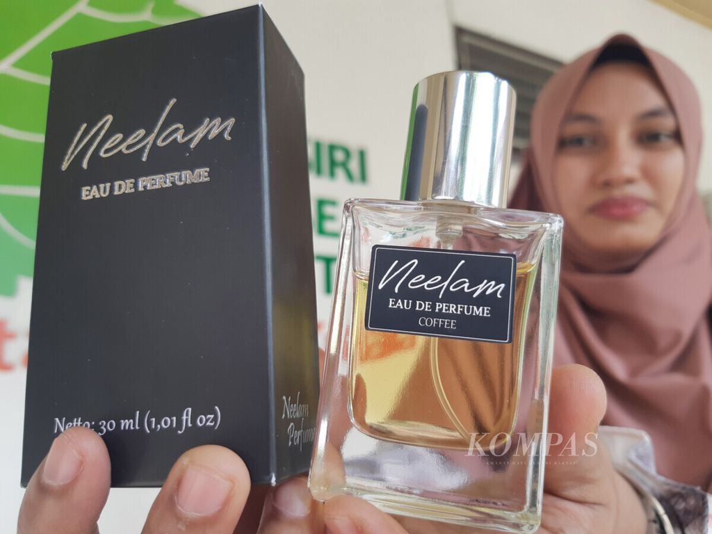 Sabrina Khairunnisa (24), Manajer Parfum Neelam, memperlihatkan produknya, Minggu (25/10/2020). Parfum Neelam diproduksi oleh lulusan Universitas Syiah Kuala, Banda Aceh. Parfum ini diracik menggunakan minyak nilam dan minyak esensial bunga lokal Aceh.
