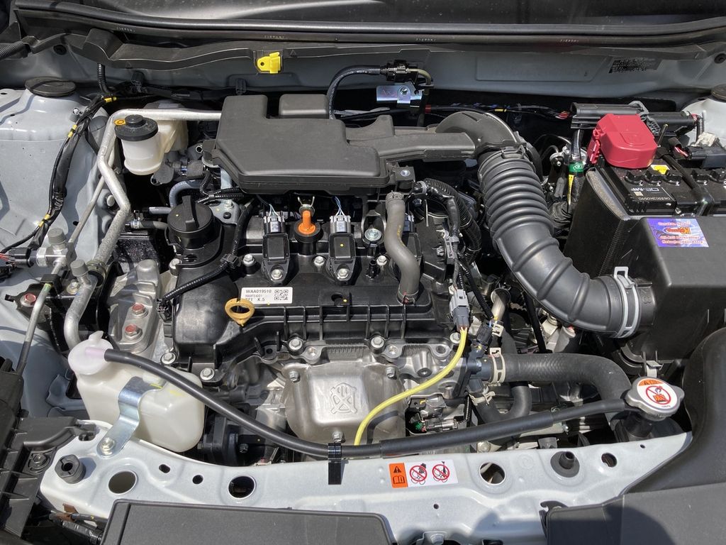 Ruang mesin All New Daihatsu Ayla Tipe R dengan mesin tiga silinder DOHC. 