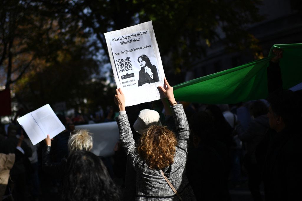 Sejumlah orang ikut serta dalam demonstrasi di Paris, Perancis, Minggu (25/9/2022) menuntut penjelasan kematian Mahsa Amini, perempuan warga Iran berusia 22 tahun, yang tewas saat ditahan oleh Gasht-e Irsyad (patroli bimbingan Islam). 