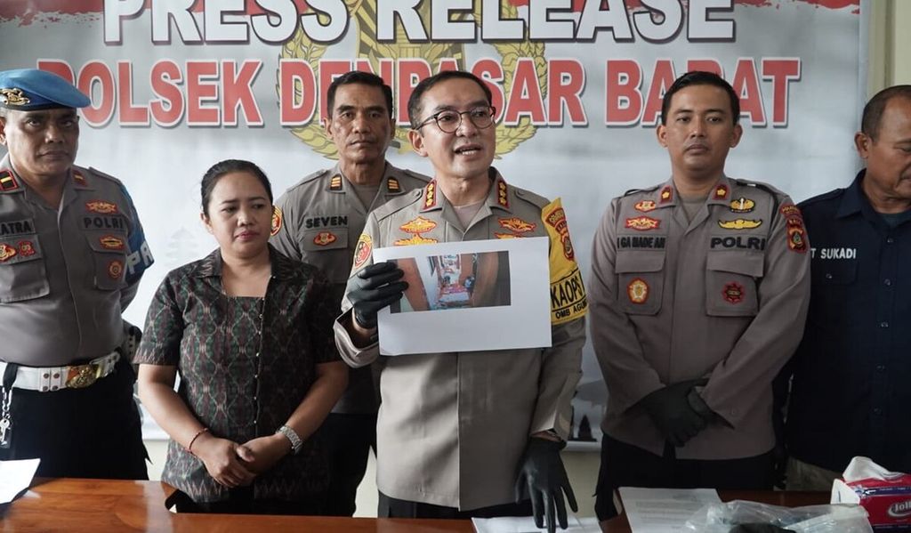 Dokumentasi Humas Polresta Denpasar menampilkan Kepala Polresta Denpasar Kombes Bambang Yugo Pamungkas (tengah) memperlihatkan foto rekaman kamera CCTV dalam pengungkapan kasus pencurian saat jumpa pers di Kantor Polsek Denpasar Barat, Kota Denpasar, Selasa (14/11/2023).