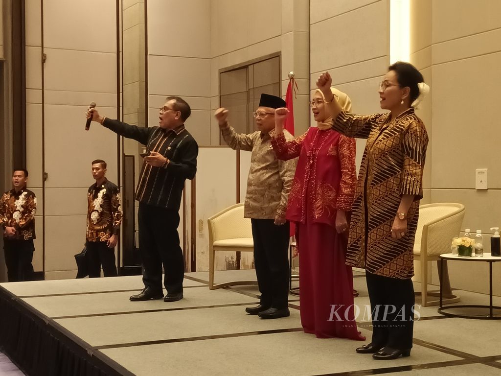 Wakil Presiden Ma'ruf Amin dan Ibu Wury Ma'ruf Amin saat mengepalkan tangan dan menyanyikan lagu "Bagimu Negri" pada acara Dialog Kebangsaan Indonesia di Shanghai, Republik Rakyat China, Senin (18/9/2023) malam. 