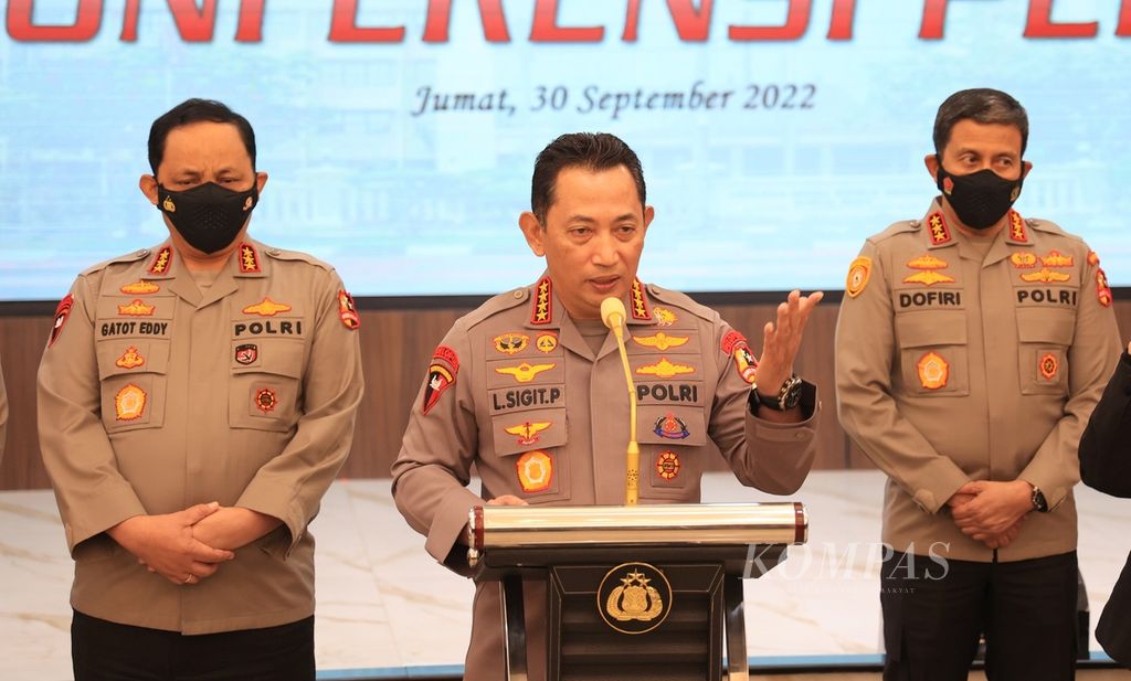Kapolri Jenderal (Pol) Listyo Sigit Prabowo memberikan keterangan pers terkait perkembangan kasus pembunuhan Brigadir Nofriansyah Yosua Hutabarat di Mabes Polri, Jakarta, Jumat (30/9/2022).