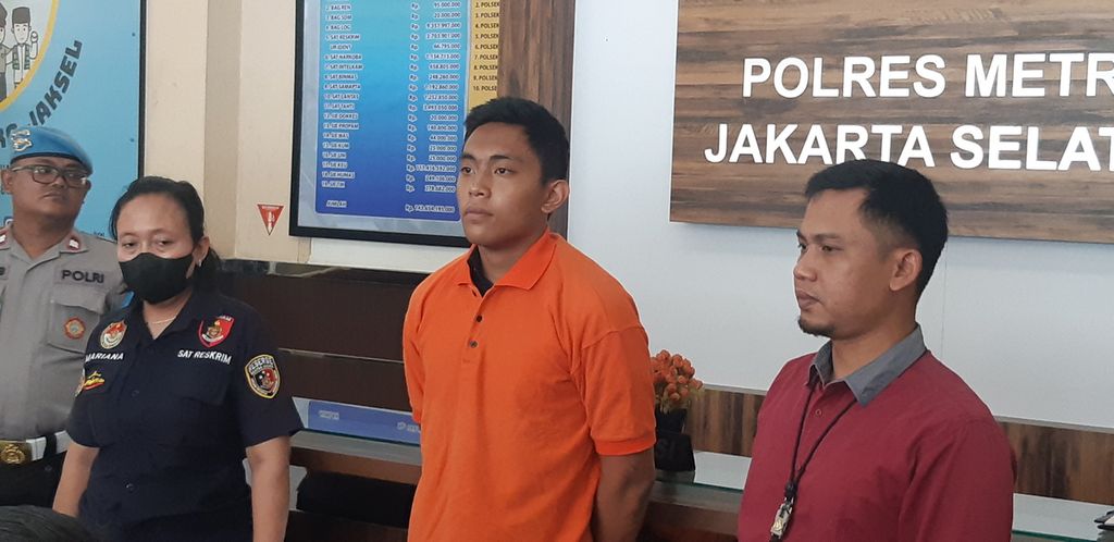 MDS (20), tersangka penganiayaan berat terhadap anak, dihadirkan dalam konferensi pers di Markas Polres Metro Jakarta Selatan, Rabu (22/2/2023). Ia terancam hukuman 5 tahun penjara karena menganiaya D (17) yang masih di bawah umur.