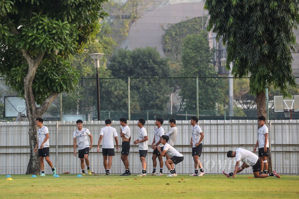 Para pemain tim Indonesia U-17 melakukan pemanasan dalam sesi latihan di Lapangan Sepak Bola A Senayan, kompleks Stadion Gelora Bung Karno, Jakarta, Sabtu (16/9/2023). Tim Indonesia U-17 melakukan latihan menjelang pemusatan pelatihan intensif dan laga uji coba di Jerman pada 18 September hingga 24 Oktober 2023. 