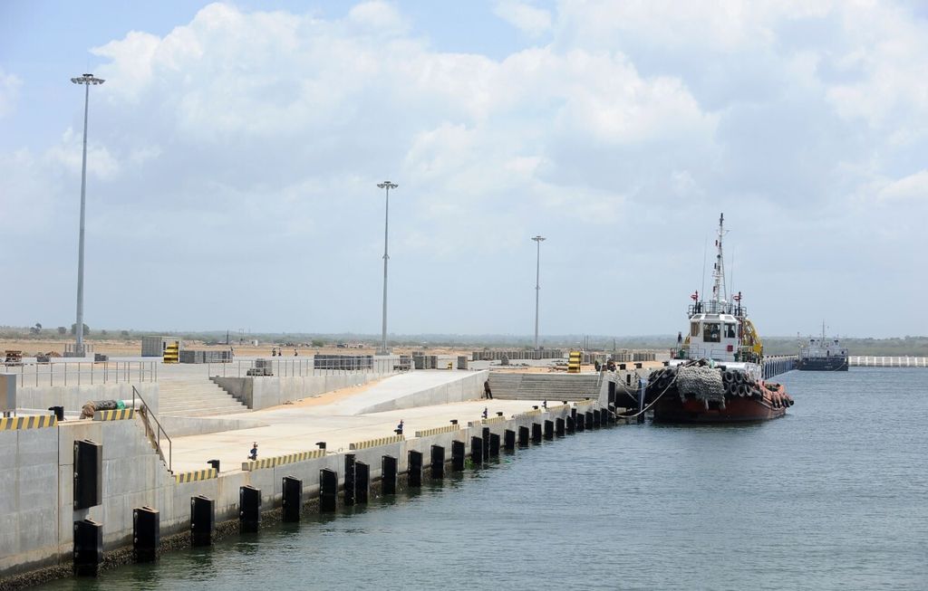 Dalam sebuah foto yang diambil pada 2 Agustus 2011 terlihat sebuah kapal bersandar di sebuah pelabuhan baru yang dibangun di Hambantota. Sejumlah infrastruktur pelabuhan di negeri itu dibangun dengan bantuan dana dari pemerintah dan perusahaan China.