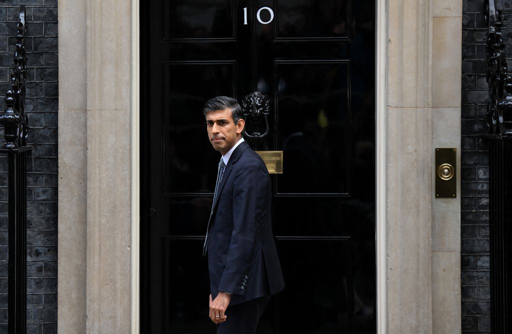 Perdana Menteri Inggris yang baru, Rishi Sunak, berdiri di luar kediaman resmi PM Inggris di Downing Street Nomor 10 di London, 25 Oktober 2022.  