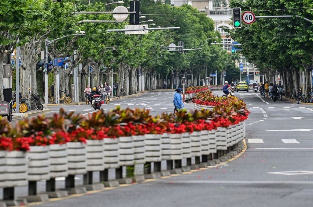 Suasana di jalanan di Distrik Jing'an, Shanghai, saat diberlakukan kebijakan penguncian, 29 Mei 2022. 