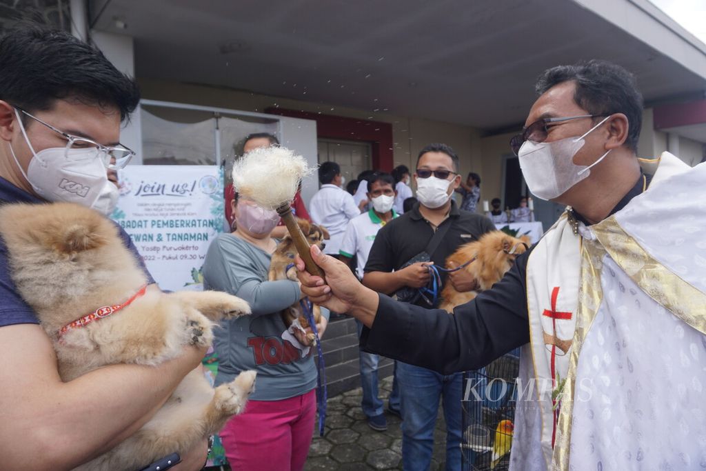 Pastor Paroki Gereja Katolik Santo Yosep Purwokerto Valentinus Sumanto Winata mereciki air suci kepada anjing-anjing peliharaan di Kabupaten Banyumas, Jawa Tengah, Minggu (20/11/2022).