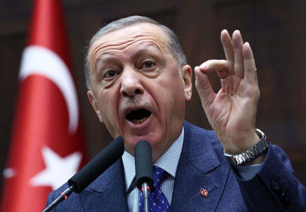 Presiden Turki dan Ketua Partai Keadilan dan Pembangunan (AKP) Recep Tayyip Erdogan berpidato dalam sidang para anggota parlemen dari AKP di Majelis Nasional Agung Turki di Ankara, Turki, Rabu (1/2/2023). 