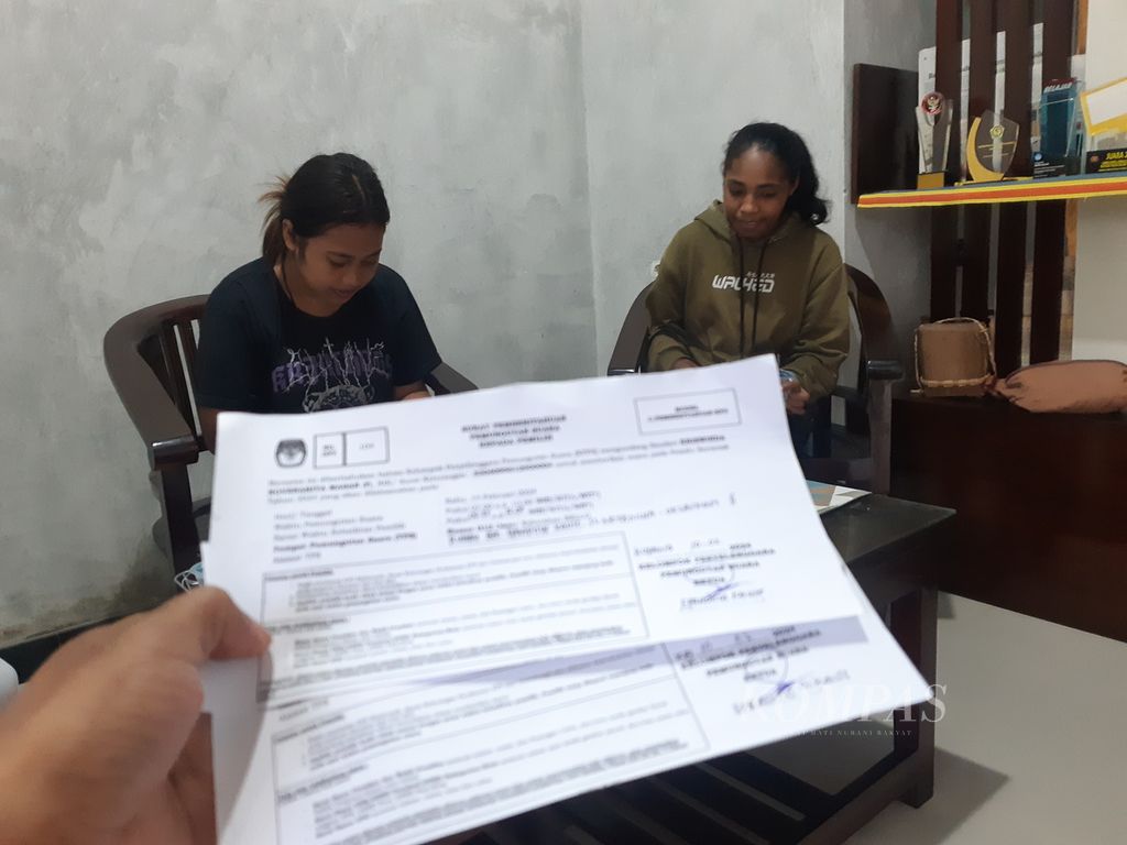 Petugas mengantar surat pemberitahuan pemungutan suara kepada pemilih di Kelurahan Bello, Kecamatan Maulafa, Kota Kupang, NTT, Senin (12/2/2024). Pemungutan suara akan berlangsung pada Rabu (14/2/2024).