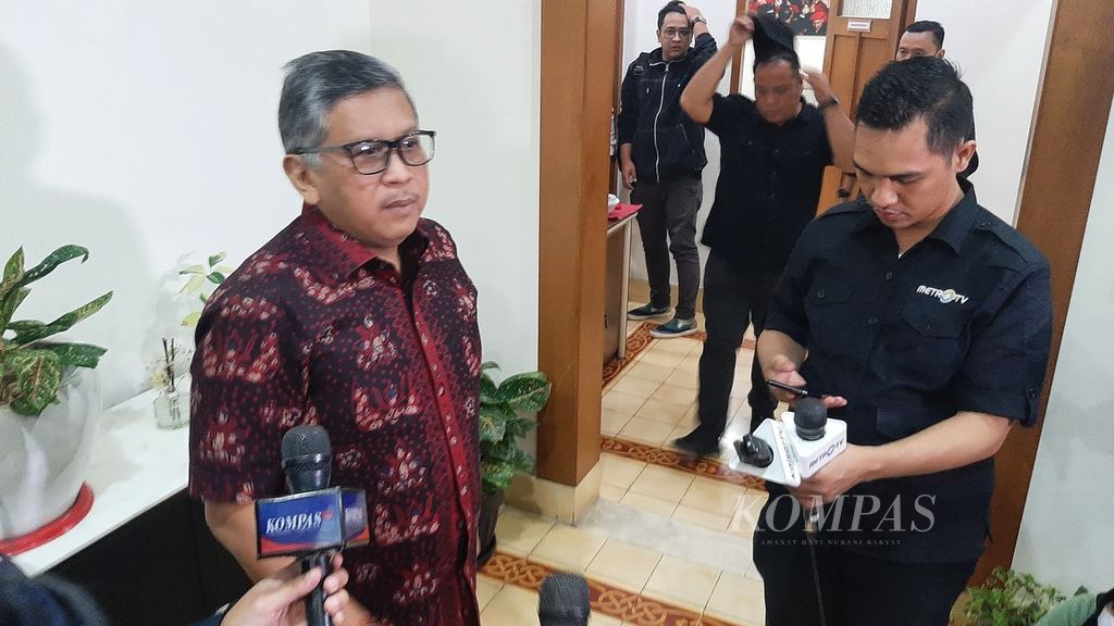 Sekretaris Jenderal Partai Demokrasi Indonesia Perjuangan (PDI-P) Hasto Kristiyanto seusai menghadiri acara peresmian Sekretariat Bersama Forum Penyelamat Demokrasi dan Reformasi, Sabtu (9/3/2024), di Jakarta.