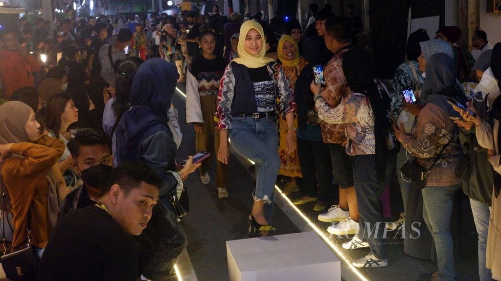 Sejumlah model memperagakan busana sasirangan dalam ajang DekraShow III di kawasan Bandarmasih Tempo Doeloe, Kota Banjarmasin, Kalimantan Selatan, Minggu (18/9/2022) malam.