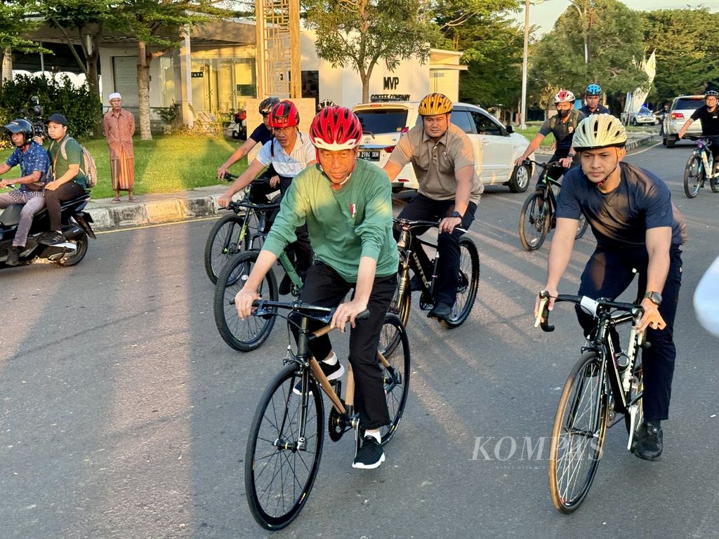Presiden Joko Widodo dan rombongan, bersepeda pagi di Kota Mataram, Nusa Tenggara Barat, Rabu (1/5/2024). Presiden berada di Kota Mataram dalam rangka kunjungan kerja di NTB pada 30 April-2 Mei 2024.