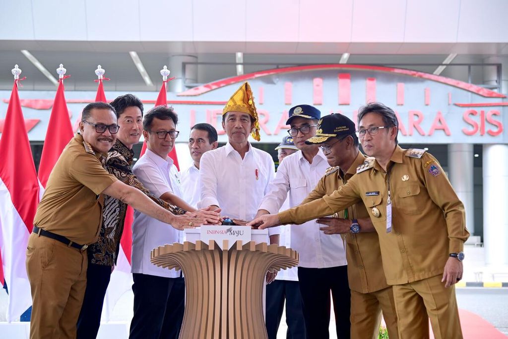 Presiden Joko Widodo meresmikan Bandara Mutiara SIS Al Jufri, Kota Palu, Selasa (26/3/2024).