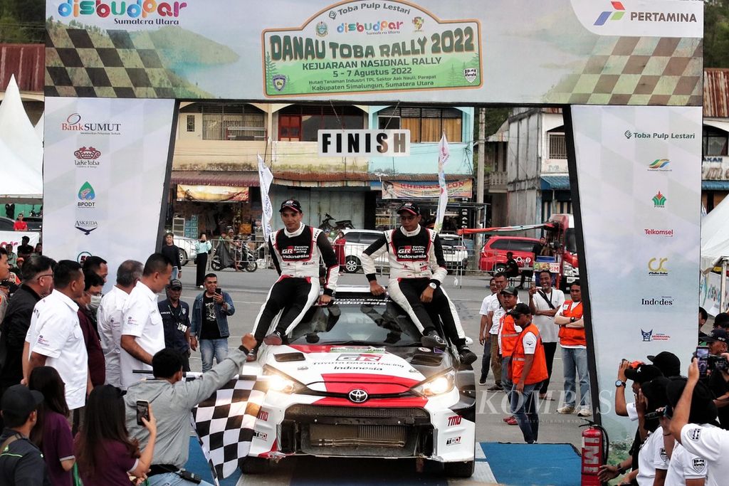Pereli Ryan Nirwan dan <i>co-driver </i>Adi Indiarto keluar sebagai juara pertama reli Danau Toba 2022 yang berlokasi di kawasan Hutan Tanaman Industri Toba Pulp Lestari di Kabupaten Simalungun, Sumatera Utara, Minggu (7/8/2022). 