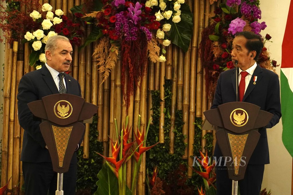 Presiden Joko Widodo dan Perdana Menteri Palestina Mohammad Shtayyeh ketika memberikan pernyataan pers bersama dalam rangkaian upacara penyambutan resmi PM Shtayyeh di Istana Kepresidenan Bogor, Bogor, Jawa Barat, Senin (24/10/2022).