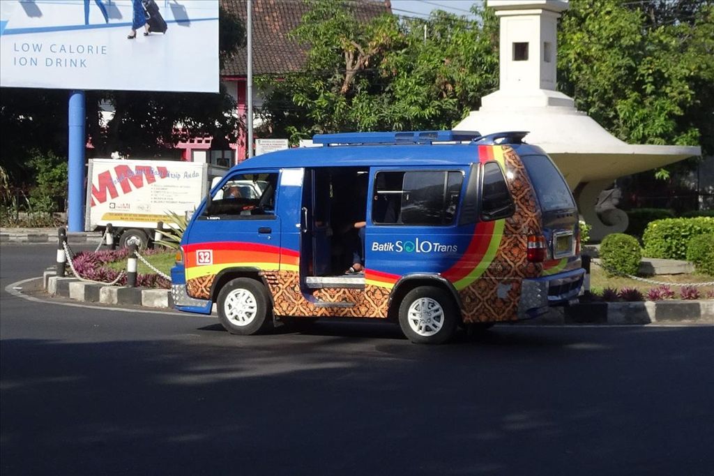 Angkutan pengumpan atau <i>feeder </i>bus Batik Solo Trans melintas di bundaran Monumen Pers Nasional, Solo, Jawa Tengah, Agustus 2019.