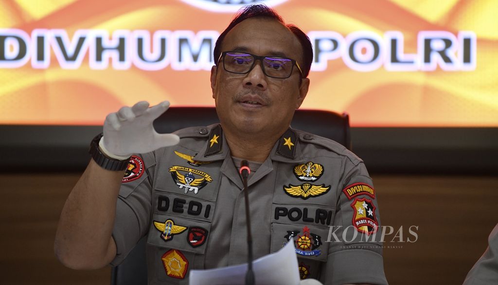 Kepala Biro Penerangan Masyarakat Divisi Humas Polri Brigjen (Pol) Dedi Prasetyo memberikan keterangan saat rilis pengungkapan jaringan terorisme di Mabes Polri, Jakarta, Kamis (17/10/2019). 