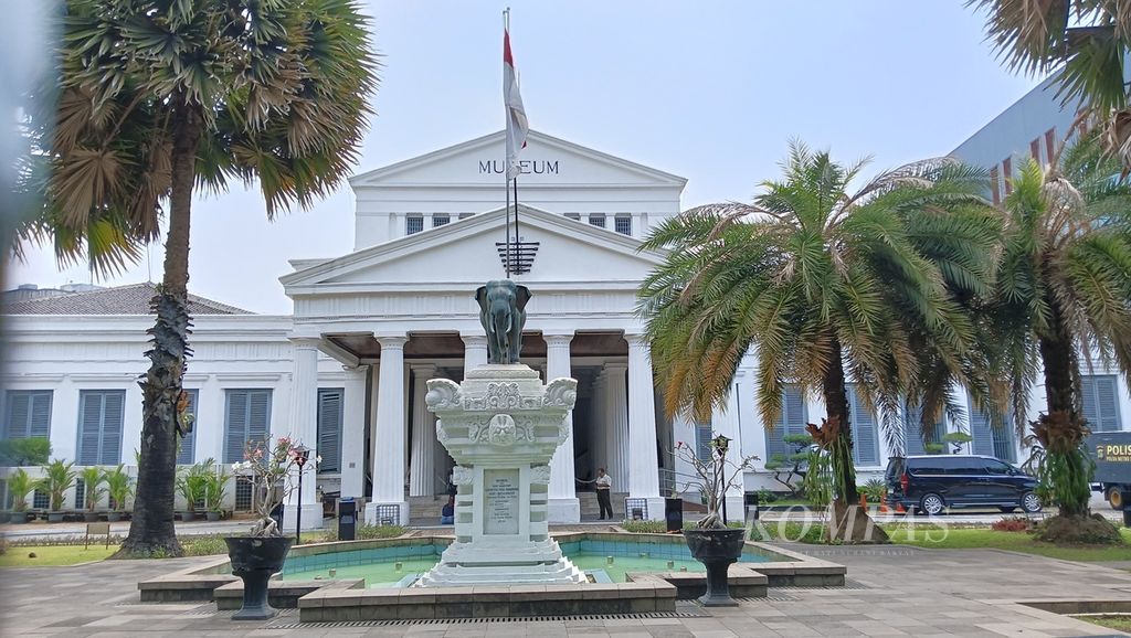 Suasana halaman depan Museum Gajah, Jakarta, Minggu (17/9/2023). Museum ditutup sementara untuk publik.