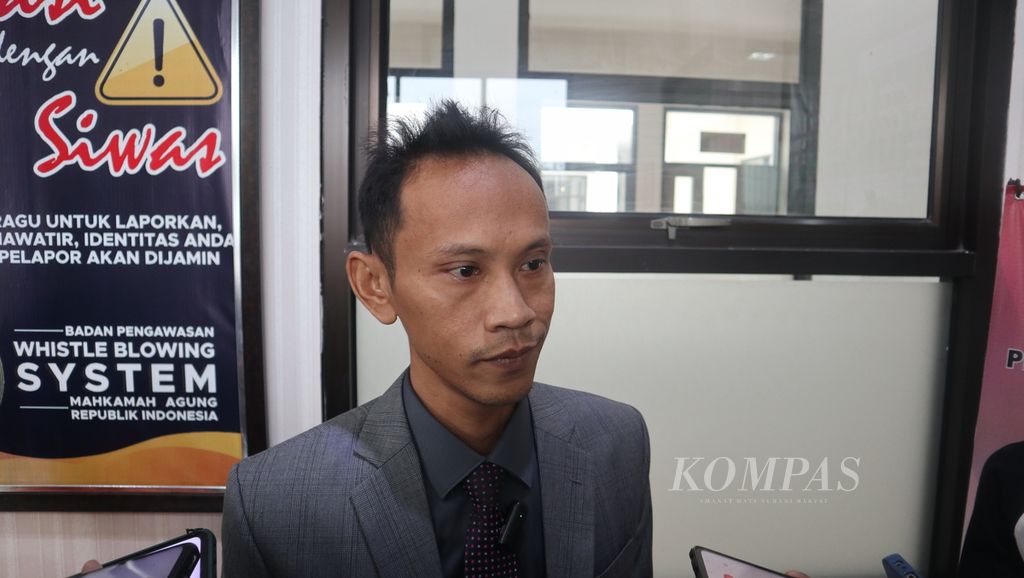 Rudi Setiantono, kuasa hukum anak korban kekerasan oleh ayah tirinya, saat diwawancara di Pengadilan Negeri Sumber, Kabupaten Cirebon, Jawa Barat, Senin (10/4/2023).