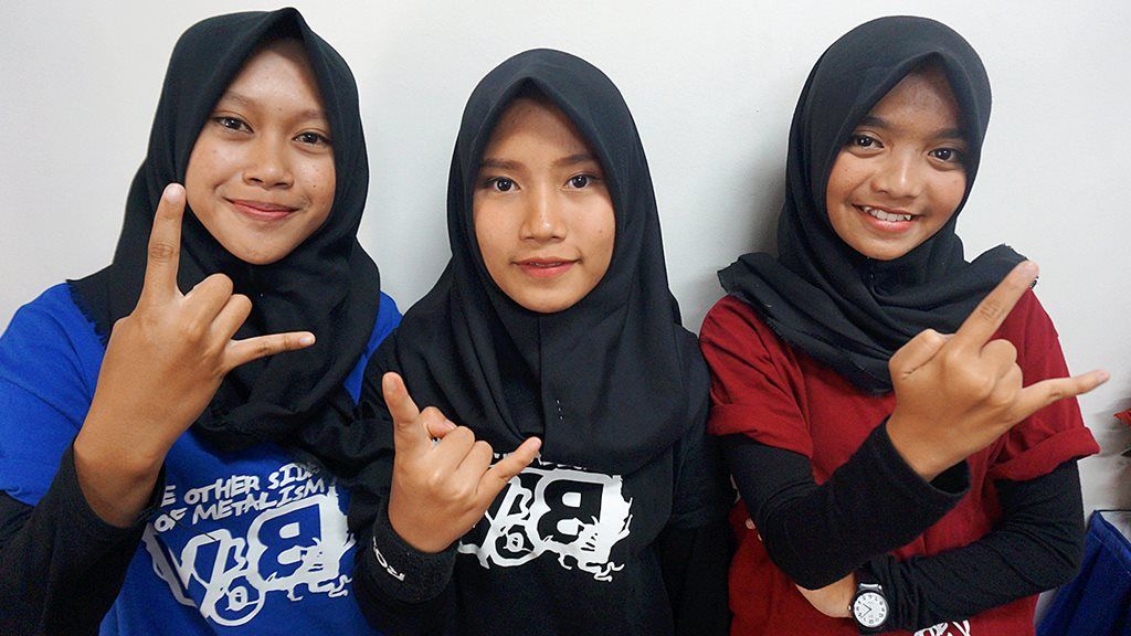 Personel Voice of Baceprot saat ditemui di Jakarta, Rabu (7/6). Tiga gadis berusia 17 tahun asal Garut, Jawa Barat, ini menggebrak dunia metal Tanah Air dengan tampil beda dan lagu sendiri. Kehadiran mereka memberi angin segar di dunia musik metal yang didominasi oleh pria dan berumur dewasa.