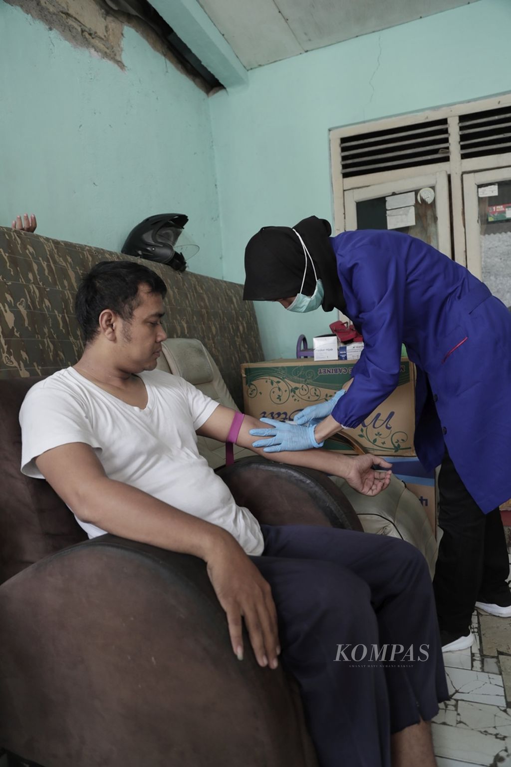 Officers from the Depok City Health Service and the Cinere Health Center conducted field checks and investigations regarding reports of hepatitis A that attacked residents in RT 1 and RT 2/RW 1, Cinere, Depok, West Java, Wednesday (28/8/2019). 