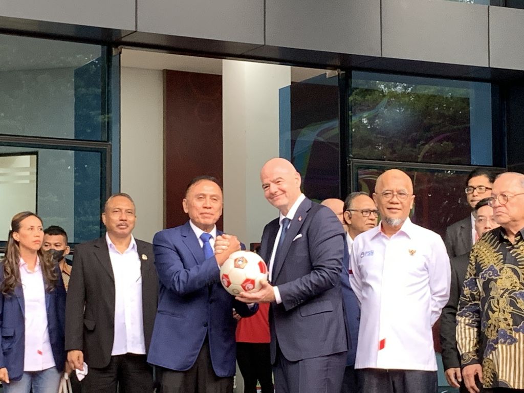 Presiden Federasi Sepak Bola Internasional (FIFA) Gianni Infantino dan Ketua Umum Persatuan Sepak Bola Indonesia (PSSI) Mochammad Iriawan berpose seusai pertemuan di kantor PSSI, Arena GBK, Jakarta, Selasa (18/10/2022).