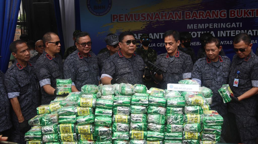 Kepala BNN Komjen Petrus Reinhard Golose (tengah) beserta jajaran meninjau barang bukti narkotika jenis sabu dan ekstasi <i>happy five </i>yang akan dimusnahkan di halaman kantor BNN Kota Jakarta Utara, Kamis (9/6/2022). 