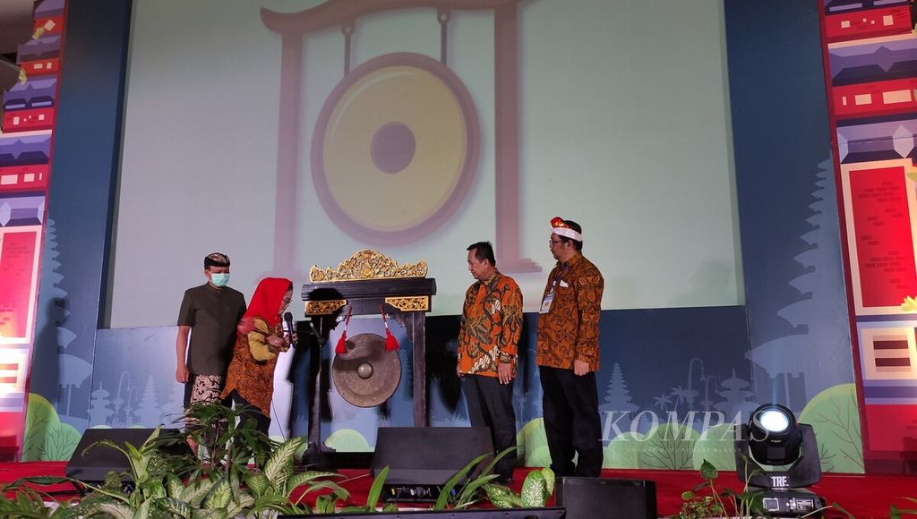Dewan Koperasi Indonesia (Dekopin) menggelar peringatan Hari Koperasi Nasional (Harkopnas) Ke-75 tahun 2022 dan Harkopnas Expo 2022 di Bali. Ketua Umum Dekopin Sri Untari Bisowarno (kedua dari kiri) memukul gong sebagai penanda dibukanya rangkaian peringatan Harkopnas 2022 dan pameran Harkopnas Expo 2022 di Sanur, Kota Denpasar, Bali, Kamis (14/7/2022).