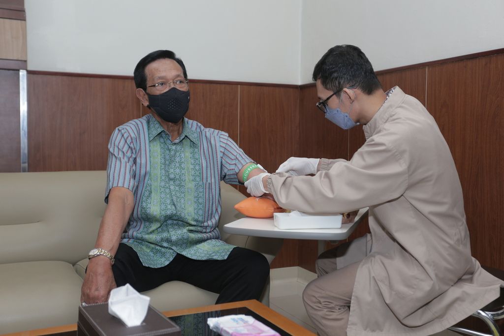 Gubernur DIY Sultan Hamengku Buwono X menjalani pemeriksaan kesehatan di RSUP Dr Sardjito, Kabupaten Sleman, DIY, Jumat (1/7/2022). 