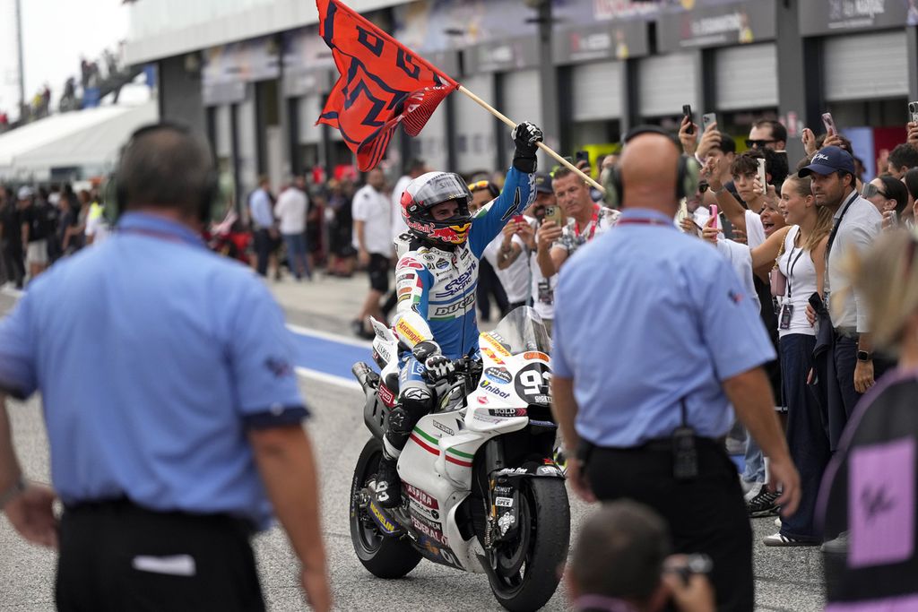 Pebalap Gresini Racing, Marc Marquez, merayakan kemenangannya pada balapan utama MotoGP seri San Marino di Misano, Italia, Minggu (8/9/2024). 