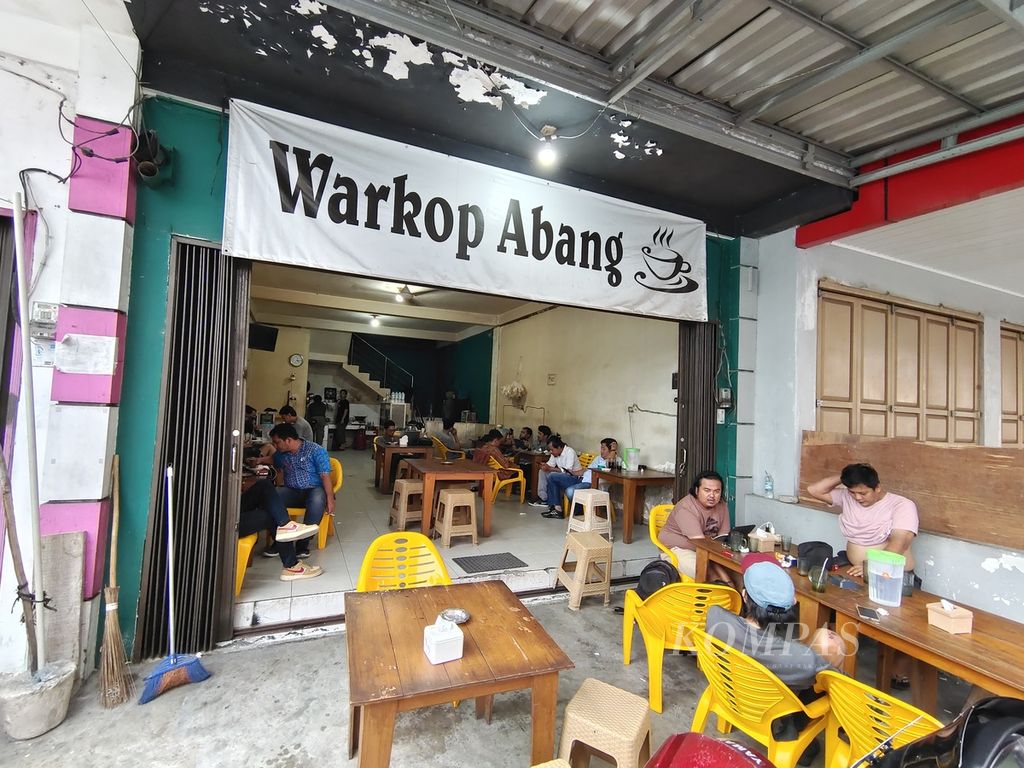 Activity at Warung Kopi Abang, Pangkal Pinang City, Bangka Island, Bangka-Belitung, on Thursday (25/4/2024). Since the tin corruption case was uncovered, the economy in Bangka-Belitung has been sluggish. One example can be seen in the sales level at coffee shops, which are the most common type of MSME in Bangka-Belitung.