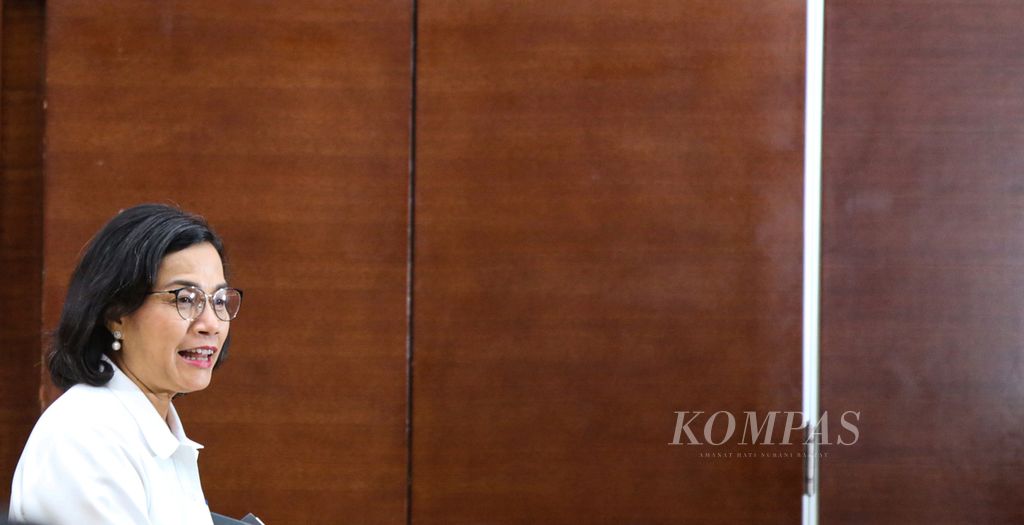 Menteri Keuangan Sri Mulyani berjalan menuju ruang konferensi pers APBN Kita edisi Maret 2024 di Jakarta, Senin (25/3/2024). Belanja pemerintah pusat hingga 15 Maret 2024 mencapai Rp 328,9 triliun.