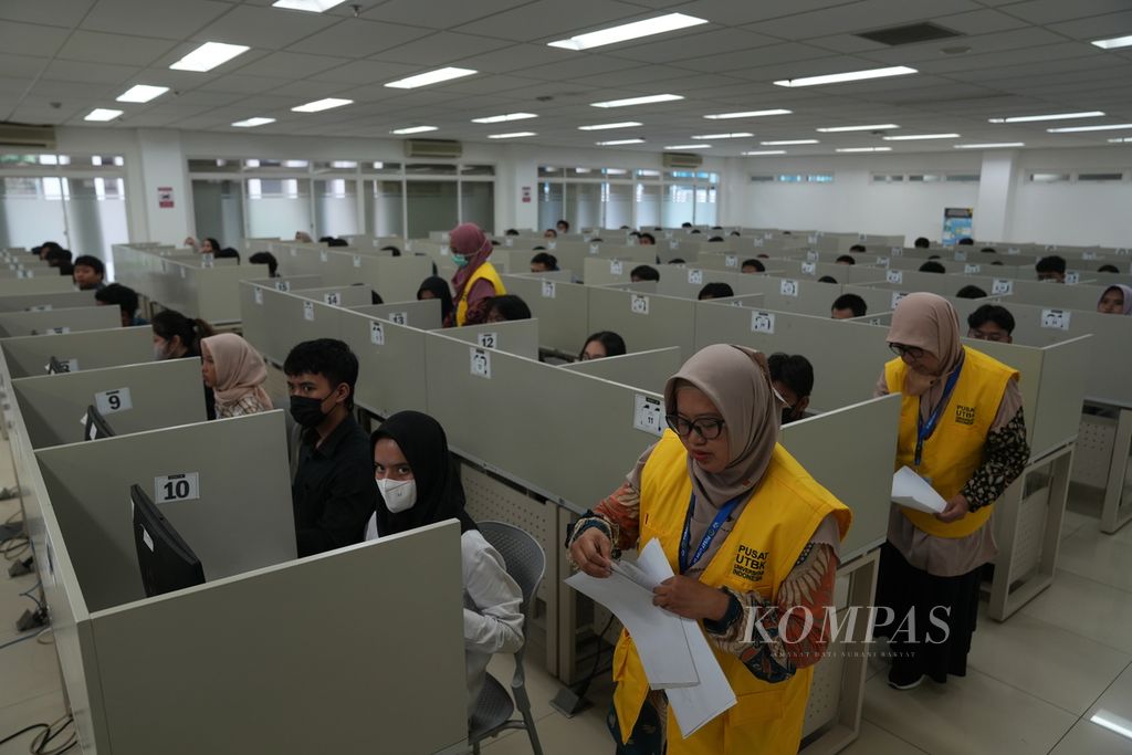 Pelaksanaan ujian masuk perguruan tinggi melalui jalur ujian tulis berbasis komputer (UTBK) di Gedung Rumpun Ilmu Kesehatan Universitas Indonesia (UI), Depok, Jawa Barat, Selasa (30/4/2024).