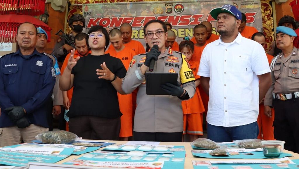 Kepala Polresta Denpasar Komisaris Besar Bambang Yugo Pamungkas (kedua, kanan) memberikan keterangan dalam jumpa pers di Polresta Denpasar, Selasa (18/4/2023).