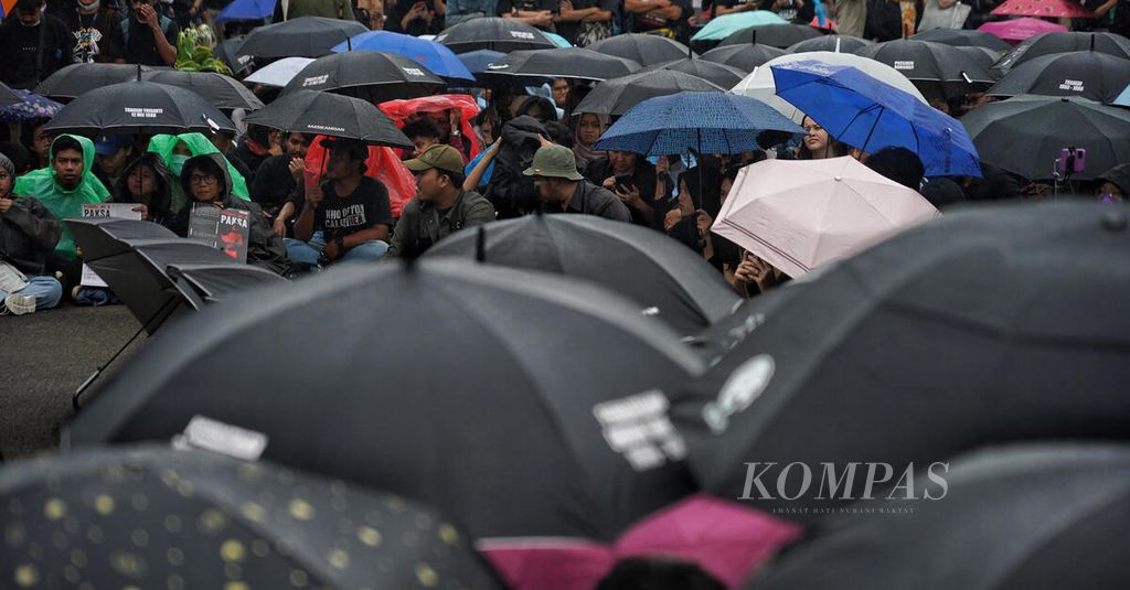 Suasana saat para aktivis dan masyarakat peduli pelanggaran HAM berkumpul dalam aksi Kamisan ke-802 di seberang Istana Merdeka, Jakarta, Kamis (18/1/2024). 