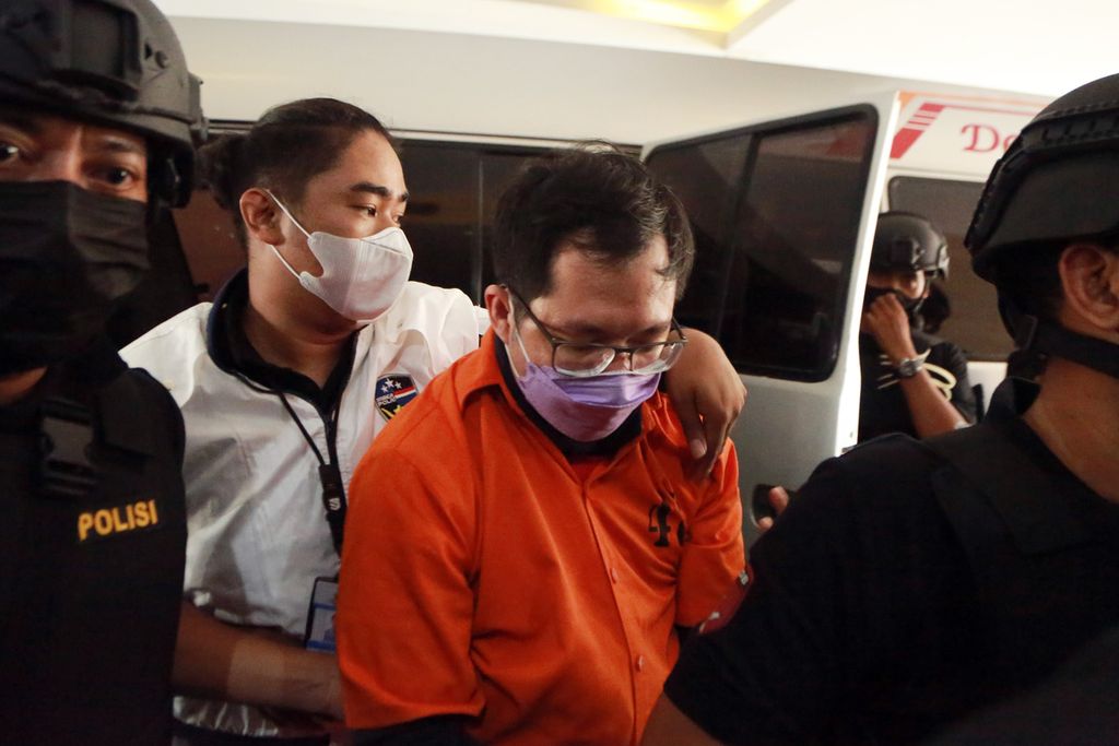 Ketiga orang tersangka kasus judi dalam jaringan atau online dipulangkan dari Kamboja. Ketiga tersangka tiba di Bareskrim Polri, Jakarta, Sabtu (15/10/2022).  