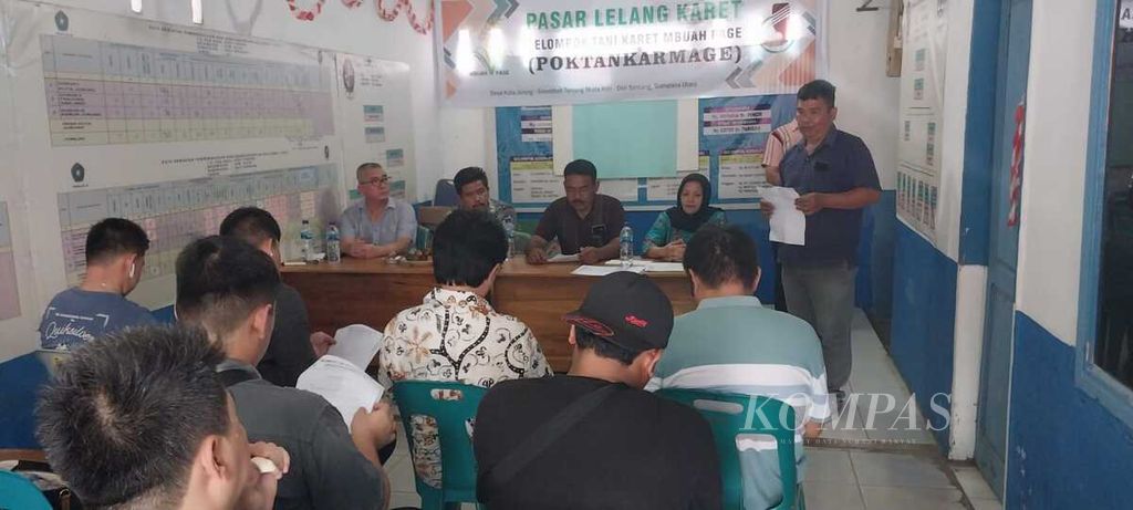Suasana lelang karet Kelompok Tani Mbuah Page di Kantor Desa Kuta Jurung, Kecamatan STM Hilir, Kabupaten Deli Serdang, Sumatera Utara, Kamis (10/8/2023).